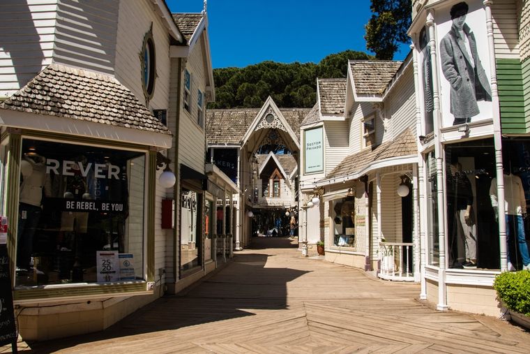Caril&oacute;, el balneario argentino que combina verano, bosque y estilo europeo