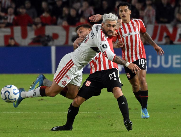El momento de la lesión. Ezequiel Piovi le robó el balón, De Arrascaeta cayó mal, quedó sentido y no pudo continuar en el campo de juego. ¿Llegará al Mundial 2026?