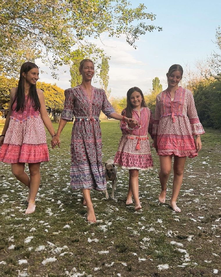 Nicole Neumann y sus tres hijas con los outfits ideales para esta primavera. Foto: Instagram.