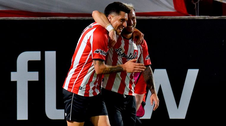 Enzo Pérez y la Gata Fernández, en el partido homenaje del blondo (foto: @EdelpOficial).