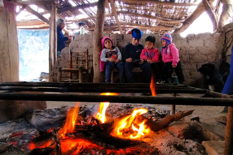 Niños huarpes del secano lavallino concentrados en un smartphone. Foto Ulises Naranjo Niños huarpes del secano lavallino concentrados en un smartphone. Foto Ulises Naranjo