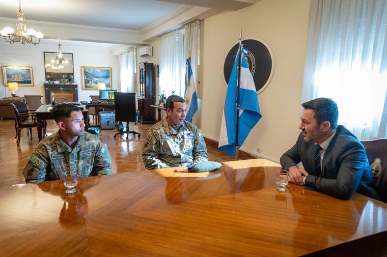 Luis Petri junto al granadero Gerardo Estigarribia y al jefe del Regimiento, Matías Mones Ruiz Foto: Luis Petri - X