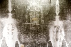 El Sudario de Turín, una tela de lino de más de cuatro metros, exhibe la imagen de un hombre y ha sido objeto de intensos debates científicos sobre su origen y autenticidad. Un nuevo estudio sugiere que la figura impresa podría haberse creado mediante contacto con una escultura en bajorrelieve.