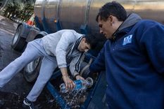 El agua que sale del grifo en Montevideo tiene mayor cantidad de sodio y cloruro que lo indicado por la normativa uruguaya desde fines de abril, por lo que cientos de miles pasaron a tomar agua embotellada. Foto: Getty Images