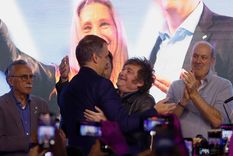 Javier Milei y Manuel Adorni juntos luego de la victoria libertaria en CABA. Foto: NA