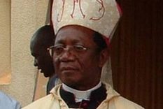 el papa obliga a renunciar a un arzobispo camerunes
