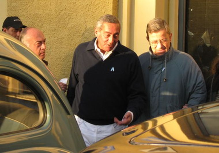 Fayad felicitó a los restauradores de unos autos antiguos. Foto: Carlos Fernández / MDZ