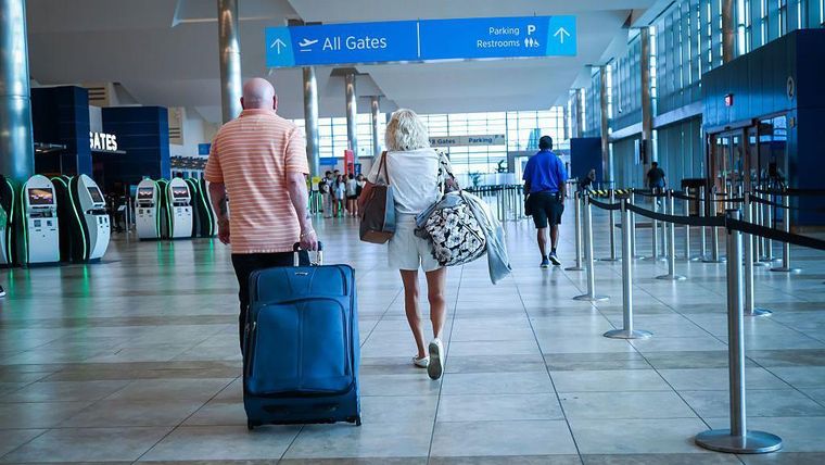 La caída en el precio del dólar significa que los estadounidenses que viajen al extranjero verán que su dinero rinde menos.