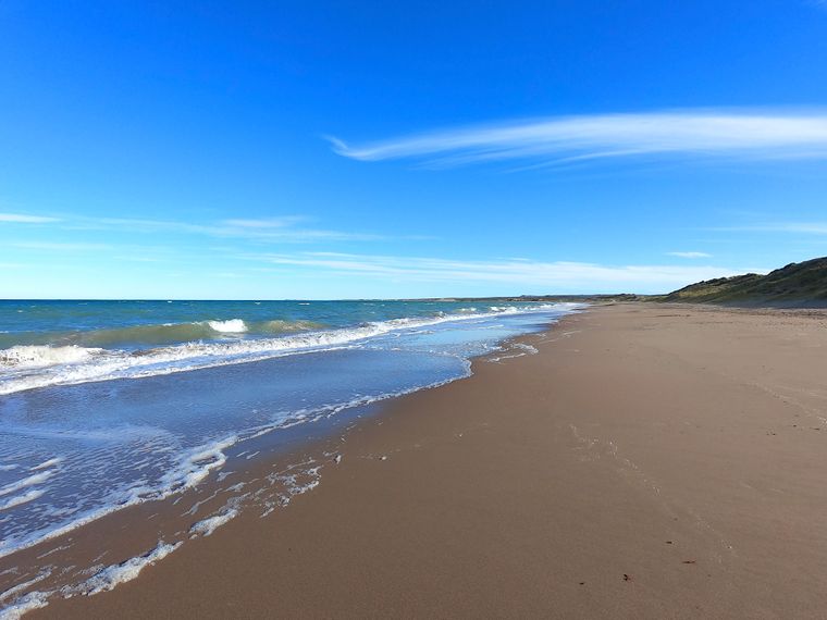 El pueblo de Pehuen-Có ofrece playas amplias y un entorno natural ideal para un verano sin multitudes.