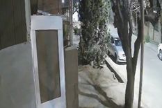 Las cámaras de seguridad captaron a dos delincuentes que robaron una vivienda en Guaymallén y escaparon con un televisor. Las cámaras de seguridad captaron a dos delincuentes que robaron una vivienda en Guaymallén y escaparon con un televisor.