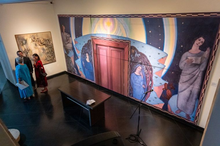 La réplica a escala de la obra “Personajes de la historia: La poesía. Retrato de personaje o Rito cristiano, Gabriela Mistral y Berta Singerman” de Roberto Montenegro. La réplica a escala de la obra “Personajes de la historia: La poesía. Retrato de personaje o Rito cristiano, Gabriela Mistral y Berta Singerman” de Roberto Montenegro.