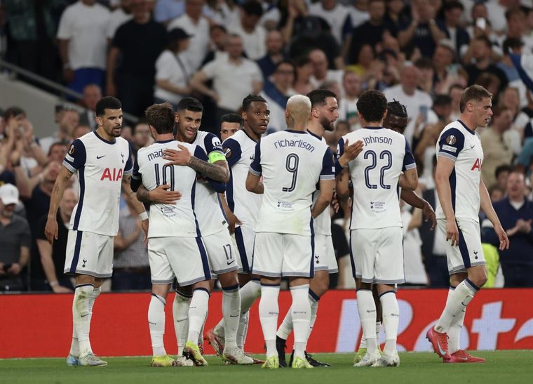 El Tottenham homenajeó al Cuti Romero tras la obtención de la Europa League Foto: EFE