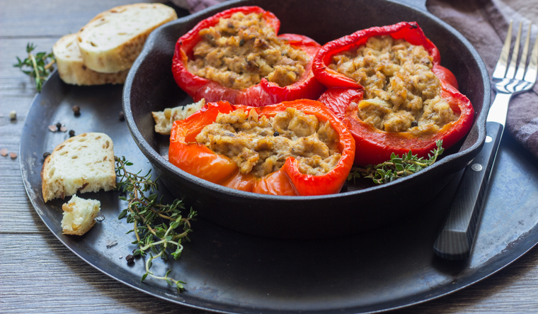 Plato saludable: pimientos rellenos de atún y cebolla Foto: Shutterstock