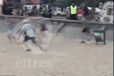 video: batalla campal entre jovenes en un balneario de rosario