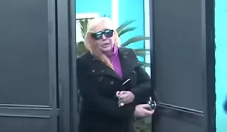 Las imágenes de Giselle Rímolo captadas por Intrusos en la puerta de su domicilio.