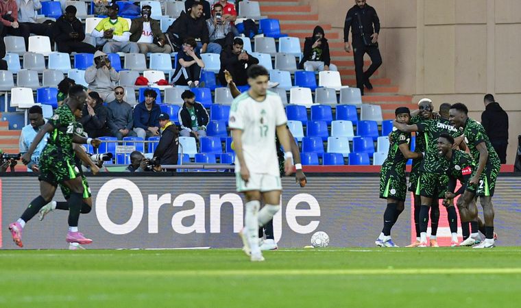Nigeria eliminó en cuartos a Argelia con goles de Victor Osimhen a los 47' y Akor Adams a los 57'. Nigeria eliminó en cuartos a Argelia con goles de Victor Osimhen a los 47' y Akor Adams a los 57'.
