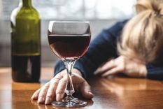 El exceso de vino hace muy mal, y te explicamos por qué.