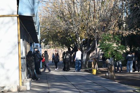 Tras la amenaza del miércoles, este jueves hubo presencia policial y menor asistencia. Padres reclaman respuestas y denuncian falta de información clara. Tras la amenaza del miércoles, este jueves hubo presencia policial y menor asistencia. Padres reclaman respuestas y denuncian falta de información clara.