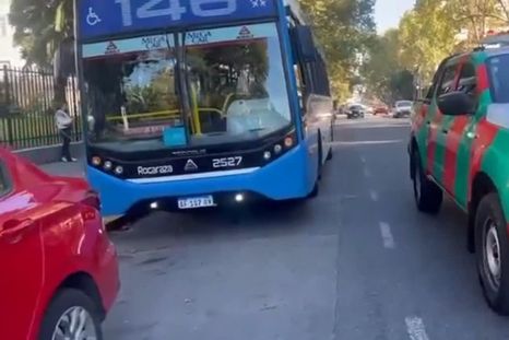 El colectivo de la línea 146 en el que viajaba la mujer que sufría convulsiones y los otros siete heridos. El colectivo de la línea 146 en el que viajaba la mujer que sufría convulsiones y los otros siete heridos.