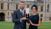 David Beckham es nombrado caballero y Victoria brilló como Lady Beckham. David Beckham es nombrado caballero y Victoria brilló como Lady Beckham.
