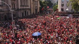 Se calculó que medio millón de hinchas estuvieron en las calles de Río para ver pasar al micro de los flamantes campeones de América. Se calculó que medio millón de hinchas estuvieron en las calles de Río para ver pasar al micro de los flamantes campeones de América.