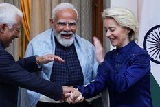 El primer ministro de India, Narendra Modi, en el centro, y los dirigentes europeos Ursula von der Leyen y Antonio Costa posaron para las fotos tras alcanzar el acuerdo.