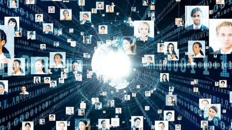 Un investigador defiende valores más humanos para la Inteligencia Artificial, en particular para los algoritmos que gobiernan las redes sociales. Foto: GETTY IMAGES