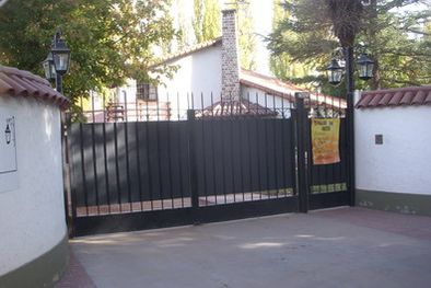 MDZol | Este es el ingreso al colegio El Nogal de La Carrodilla. Foto: Mdz