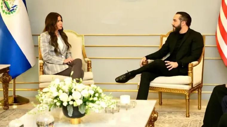 Nayib Bukele recibió a la secretaria de Seguridad de EE.UU., Kristi Noem, en el palacio presidencial. Foto: Embajada de EE.UU. en El Salvador
