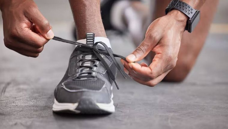 Cómo ejercitar las piernas estando sentado y desde tu casa (Shutterstock).