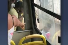 La mujer es increpada por los otros pasajeros luego de bajarla del colectivo