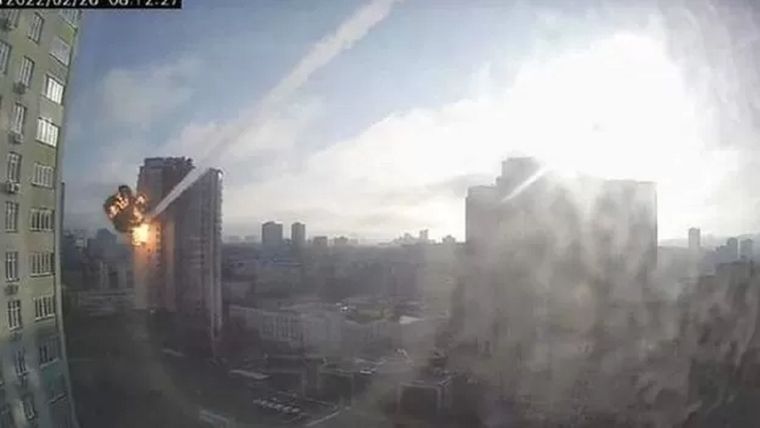 Momento en que un misil alcanza un edificio en Kiev este 26 de febrero. Foto: REUTERS