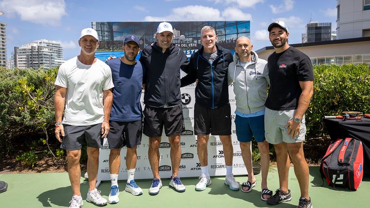 Los finalistas junto a los organizadores del torneo de padel más importante de Punta del Este. Los finalistas junto a los organizadores del torneo de padel más importante de Punta del Este.