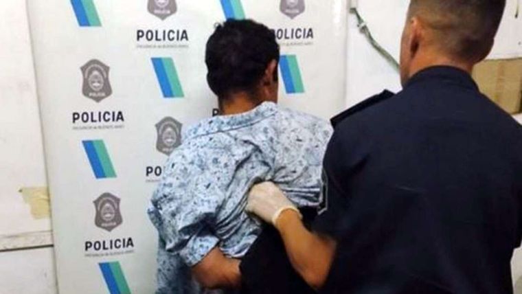 El hombre fue reducido por los vecinos y luego quedó a disposición de la Policía de La Plata