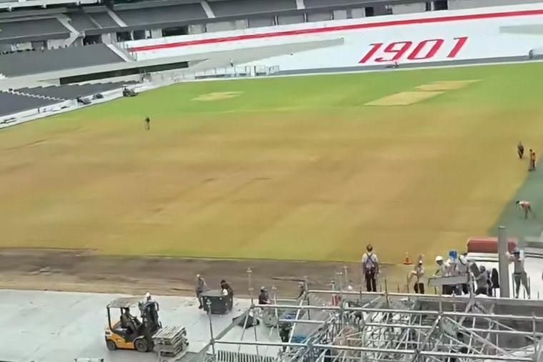 El campo de juego del Monumental quedó en mal estado tras los recitales de AC/DC.