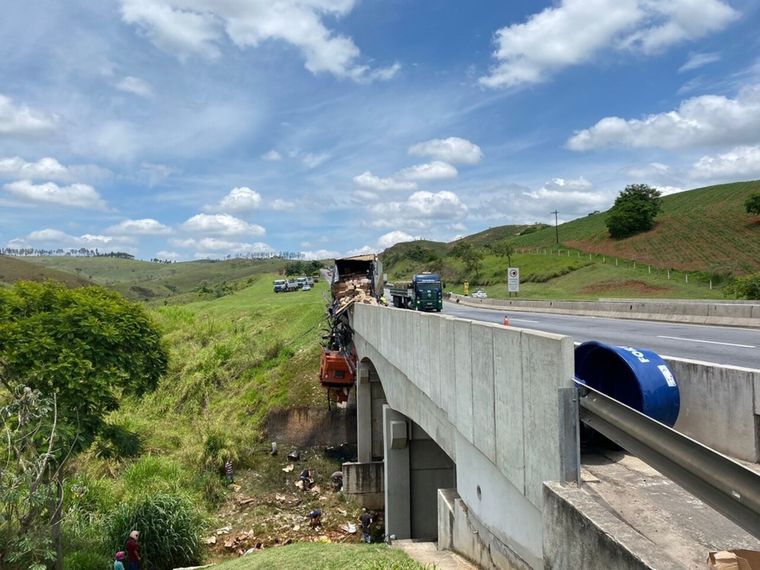 En el accidente participó otro camión que transportaba agua Foto: G1