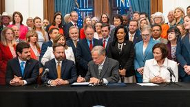 El 26 de agosto tuvo lugar una ceremonia de firma del gobernador Greg Abbott. El 26 de agosto tuvo lugar una ceremonia de firma del gobernador Greg Abbott.