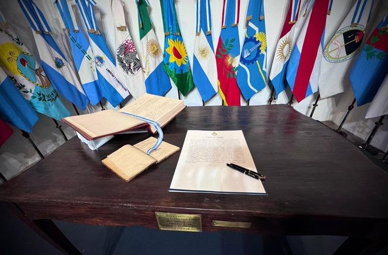 La mesa de 1816 y el acta del Pacto de Mayo que el presidente Javier Milei firmó con 19 gobernadores el 9 de julio pasado.