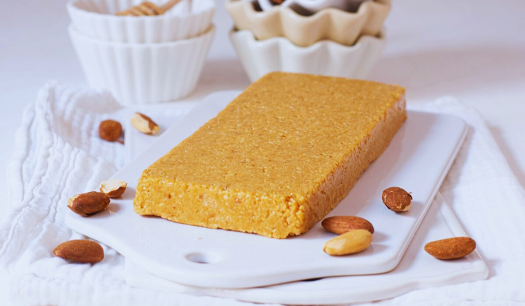 Esta receta destaca por su textura blanda, lograda al triturar la almendra hasta obtener una pasta.