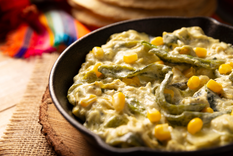 La receta de rajas con crema proviene del centro de México y es una de las formas más populares de aprovechar los chiles poblanos, especialmente después de las fiestas patrias, cuando abundan en los mercados.