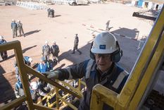 Rodolfo Suarez sube a una torre de perforación de Vaca Muerta. Pero no es en Mendoza, sino en Neuquén. Foto: YPF