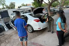 Personal de la Gendarmería durante el allanamiento en la causa por venta de drogas.&nbsp;