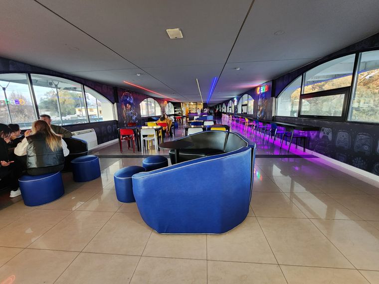 Bajo el icónico Puente Uruguay de Villa Carlos Paz, ya comenzó a funcionar oficialmente Loading, un bar temático ambientado en el universo gamer.