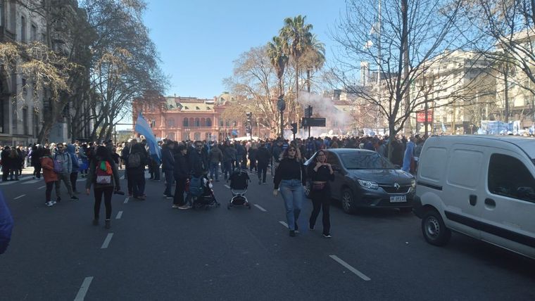 La salida de la gente de la Plaza de Mayo se anticpó al acto central que generaba tanta expectativa