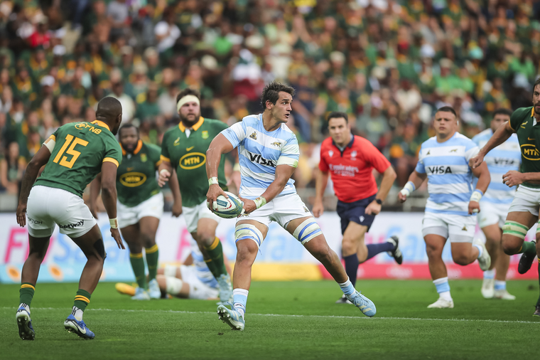 Santiago Grondona asiste a Albornoz en el único try argentino ante los Springboks. Foto: Los Pumas