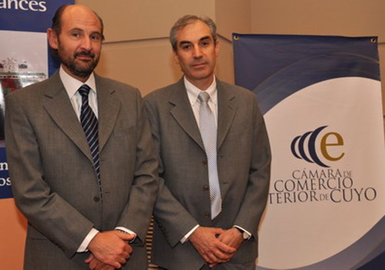 Rodolfo Vargas Airzu, vicepresidente de la entidad, junto a Daniel Camacho, titular de la Cámara de Comercio Exterior de Cuyo.