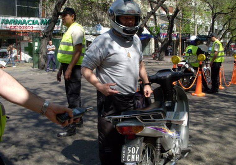 Un conductor se mostró sorprendido por el control de emisiones sonoras. Foto: MDZ