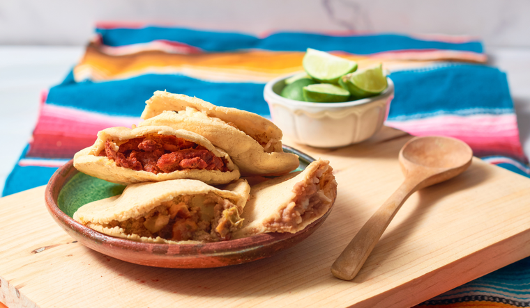 La receta de gorditas de chicharrón puede acompañarse con salsa, crema, queso o lechuga, adaptándose a distintos gustos y regiones. La receta de gorditas de chicharrón puede acompañarse con salsa, crema, queso o lechuga, adaptándose a distintos gustos y regiones.