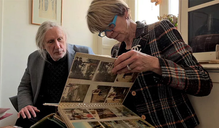 plan eugenésico Suecia Víctimas: Kjell Sundstedt y Karina Sjöberg repasan fotos sobre un pasado doloroso, en Suecia. Foto: Euronews.