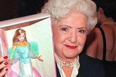 Ruth Handler fue una de las fundadoras de Mattel y presidió la empresa desde 1945 hasta 1973, además de crear su mayor éxito comercial: la muñeca Barbie. Foto: GETTY IMAGES